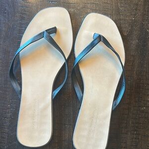 Saks Fifth Avenue leather flip flip style sandals, black, size 8